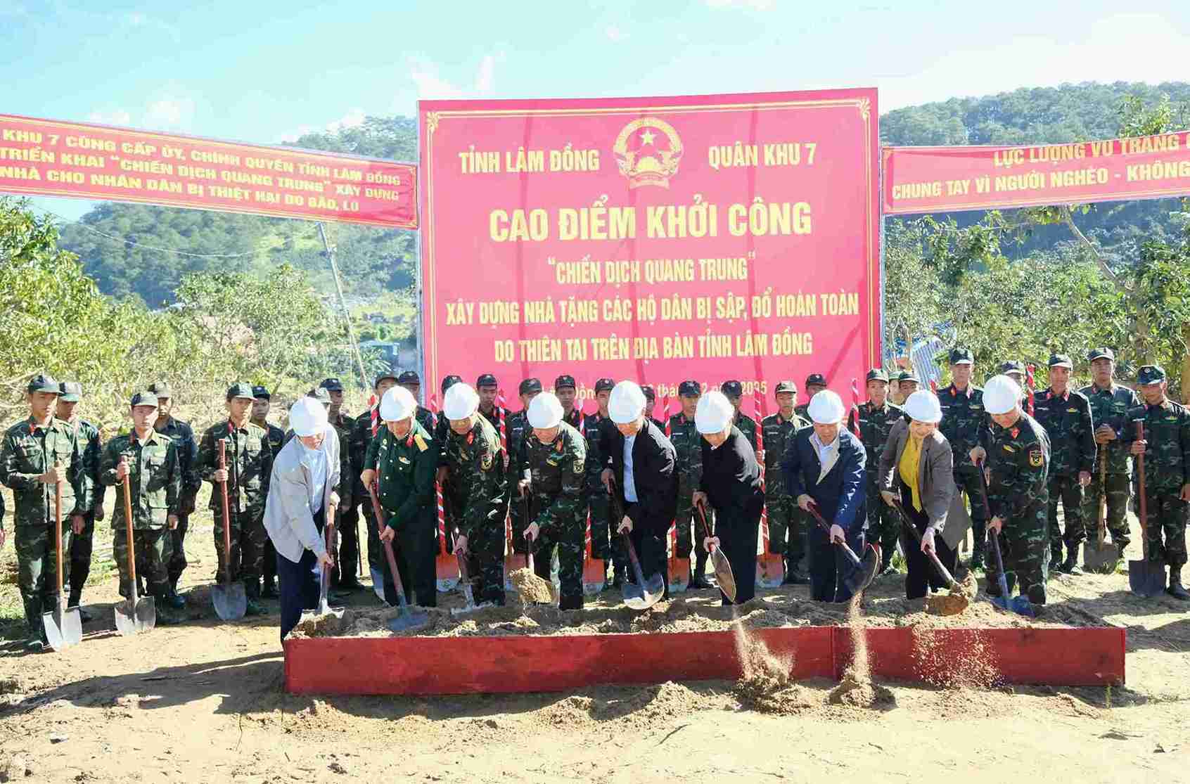 Cac dai bieu thuc hien nghi thuc khoi cong xay dung nha cho cac ho dan tai xa D'ran. Anh: Phuc Khanh