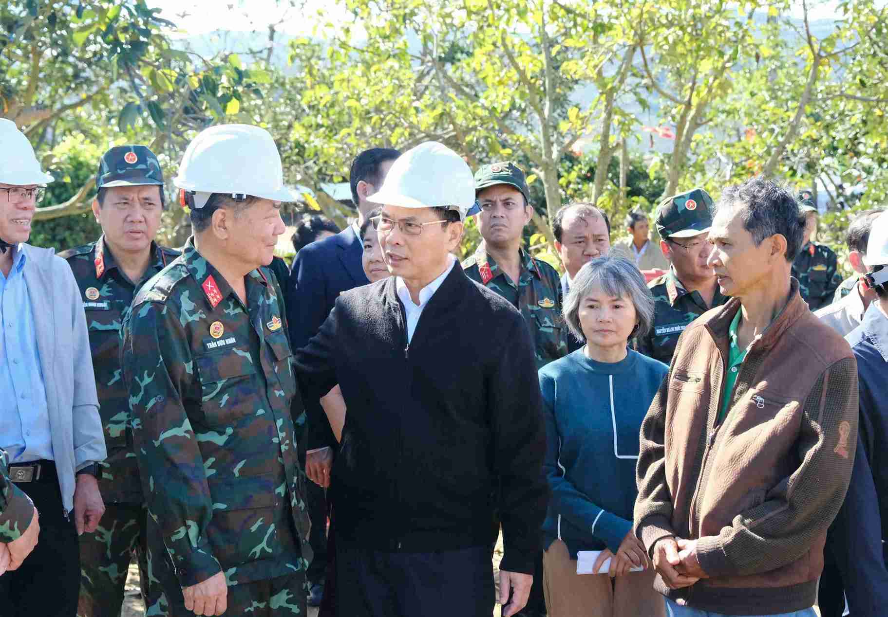Trabajando con Lam Dong el Viceprimer Ministro Bui Thanh Son ordeno a las localidades que se centren en apoyar a las personas afectadas por los desastres naturales. Foto: Phuc Khanh