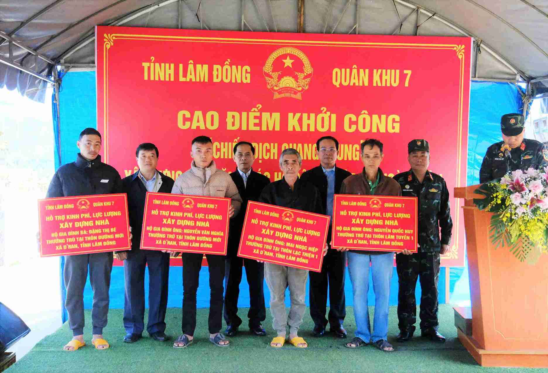 Pho Thu tuong Chinh phu Bui Thanh Son cung lanh dao Quan khu 7 va tinh Lam Dong trao ho tro xay nha cho cac ho dan. Anh: Phuc Khanh