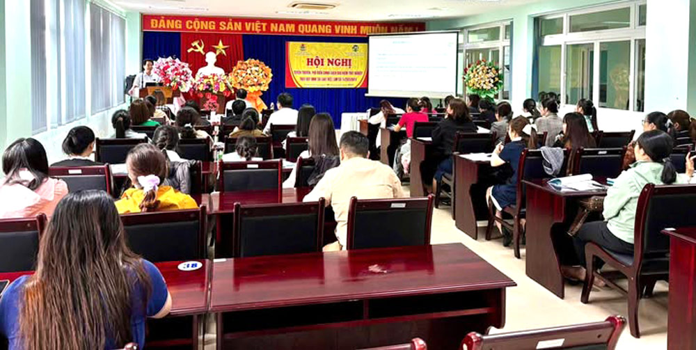 ダナン市リエンチエウ区労働組合は、約100人の基礎労働組合幹部に法律知識を広報、普及しています。写真:リエンチエウ区労働組合.