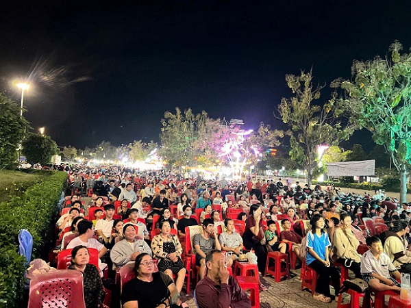 Nguoi dan di xem phim Mua Do. Anh: Viettel