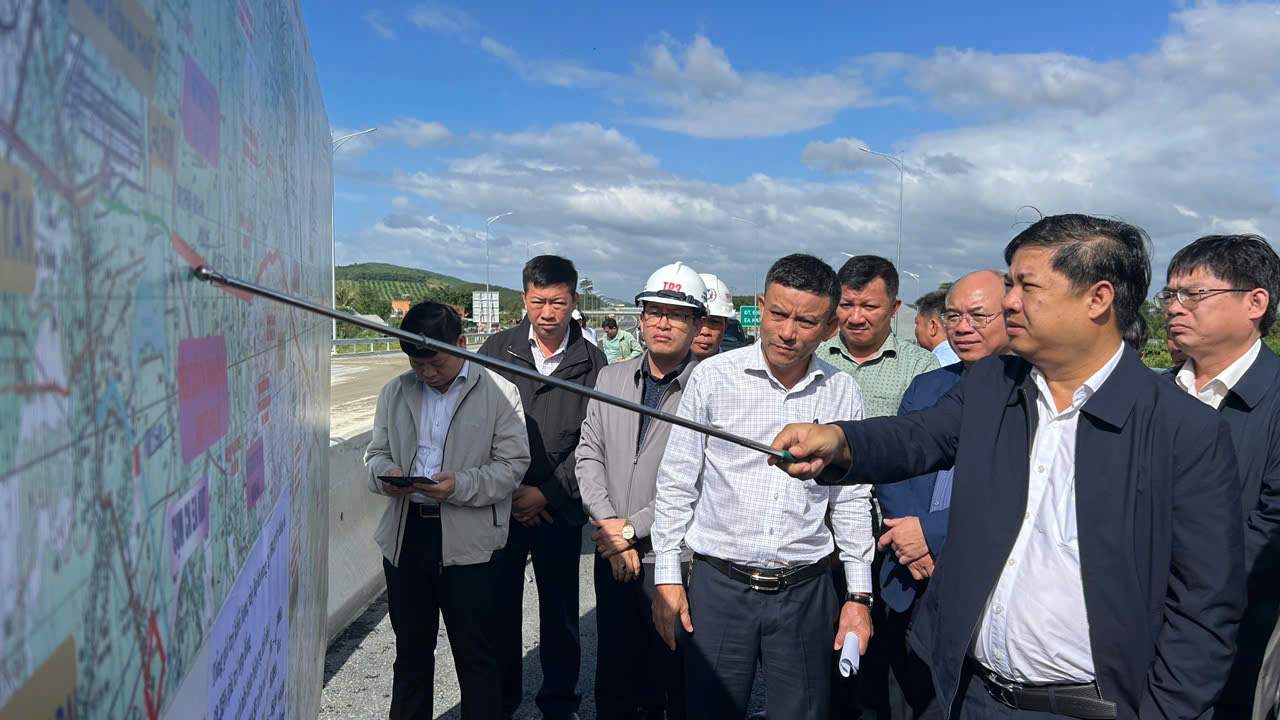 닥락 당 서기는 향후 주요 프로젝트의 진행 속도를 높일 것을 요청했습니다. 사진: 판 뚜언