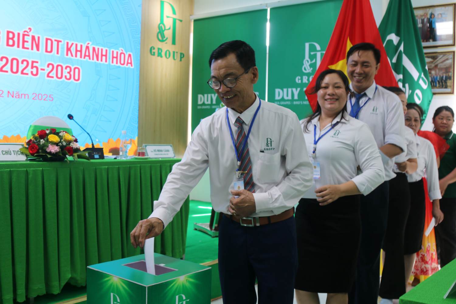 Các đại biểu bỏ phiếu bầu Ban Chấp hành Công đoàn nhiệm kỳ mới. Ảnh: Phương Linh