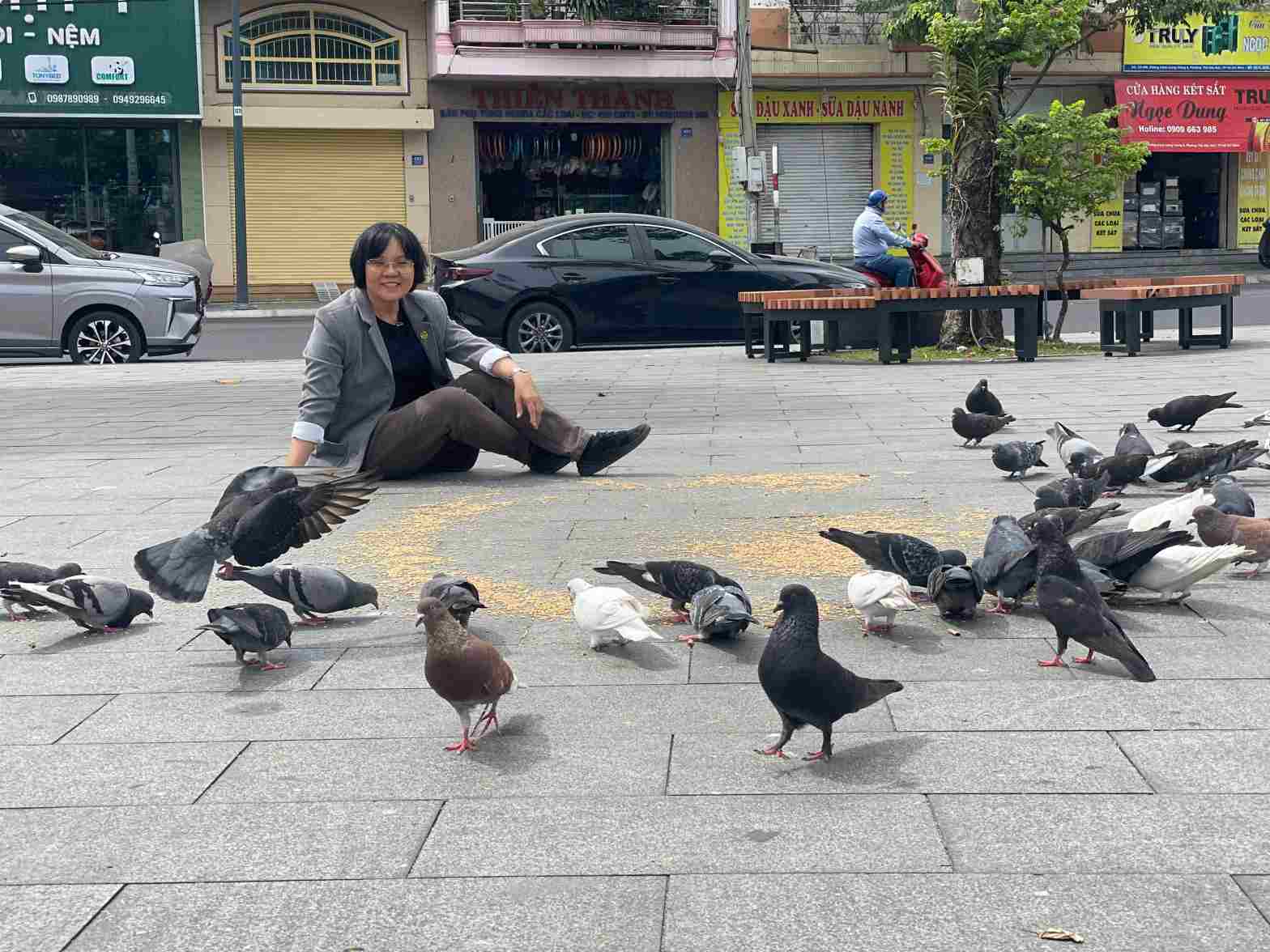 Cho bồ câu ăn mang đến cho cô Đào những phút giây thư giãn. Ảnh: Đình Trọng