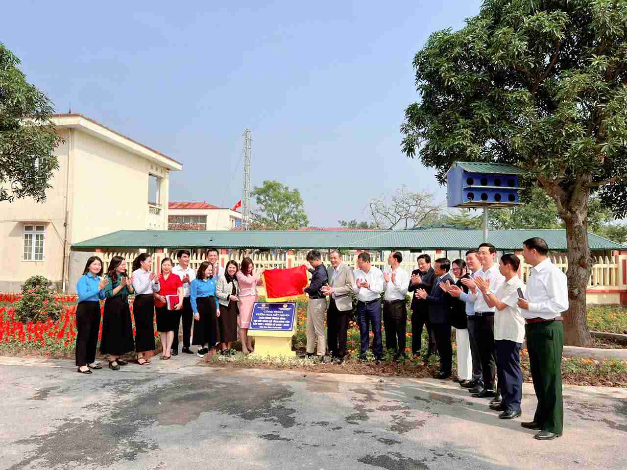 The Quyet Nghia Flower Garden area was renovated at the headquarters of the Tong Tran Commune Party Committee. Photo: Hung Yen Urban Environment and Construction Joint Stock Company