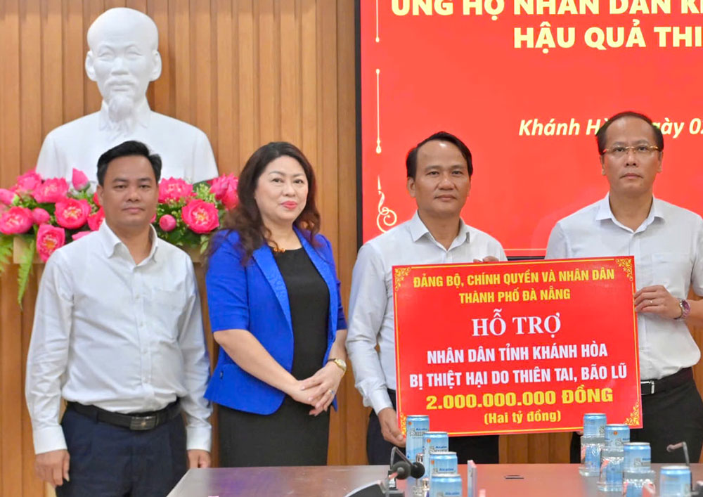 Da Nang supports people in Khanh Hoa province with 2 billion VND to overcome the consequences of natural disasters. Photo: Vietnam Fatherland Front of Da Nang City.