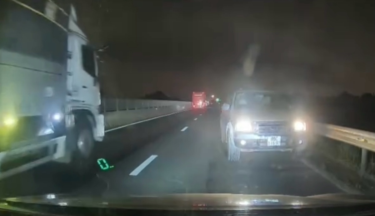 Camera hành trình ghi lại cảnh ô tô chạy ngược chiều trên cao tốc Vĩnh Hảo - Phan Thiết. Ảnh: Cảnh sát Giao thông