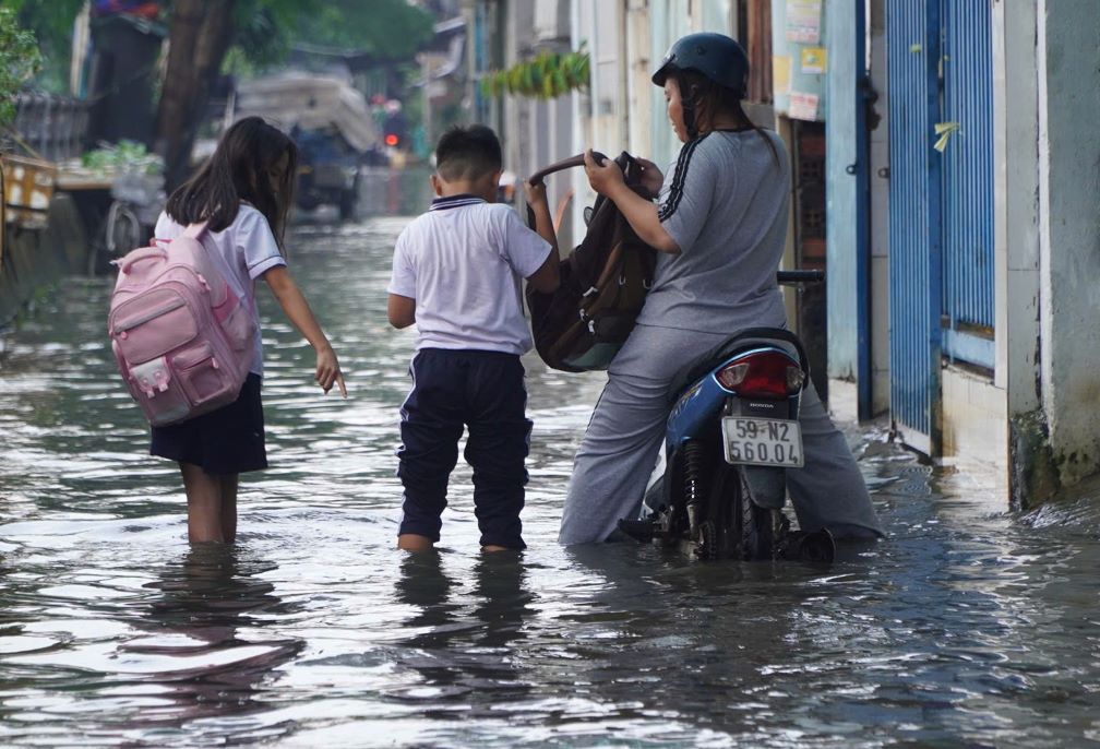 High tides affect people's travel and daily activities. Photo: Nguyen Chan