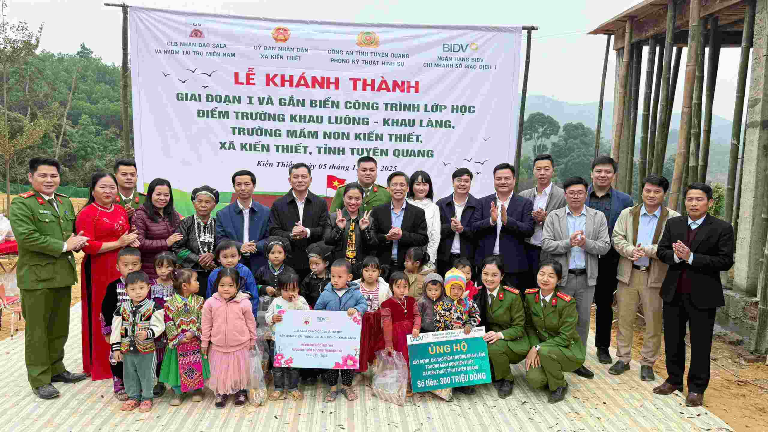 CLB Nhan dao Sala, Cong an tinh Tuyen Quang, chinh quyen xa Kien Thiet va cac nha tai tro tham du le khanh thanh giai doan I diem truong Khau Luong – Khau Lang, Truong Mam non Kien Thiet, tinh Tuyen Quang. Anh: Xuan Lan