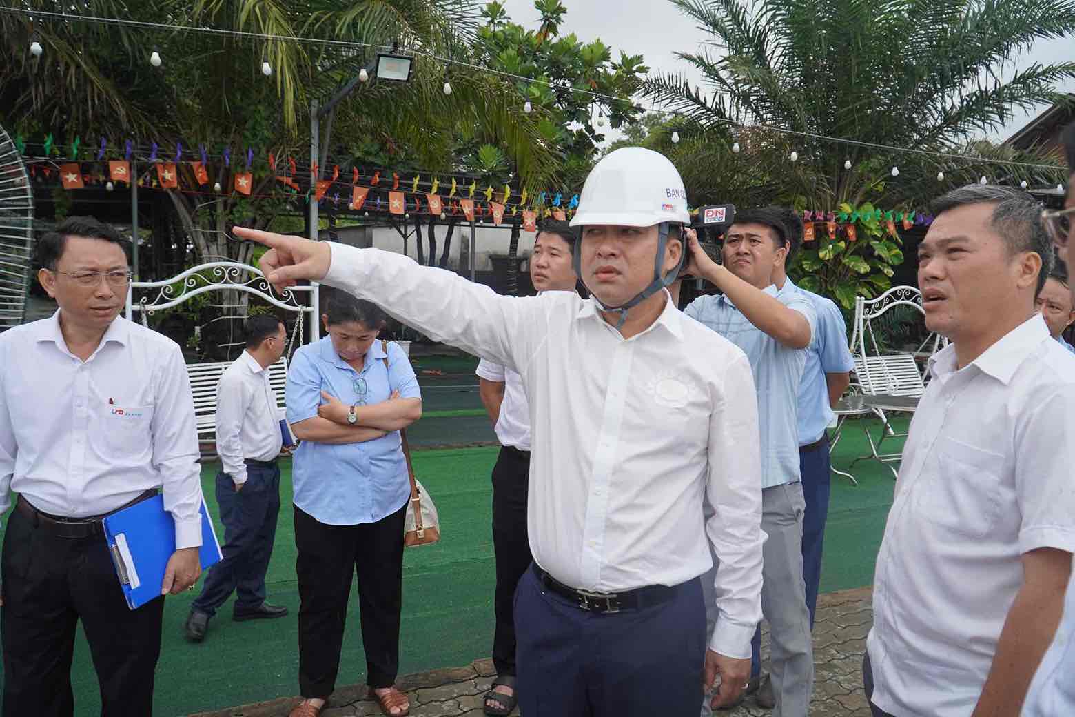 Pho Chu tich UBND tinh Dong Nai Ho Van Ha (doi mu) kiem tra cong trinh giao thong trong diem. Anh: HAC