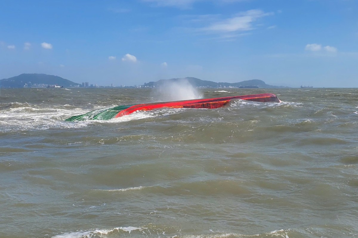 The barge carrying sand sank in the Vung Tau sea area. Photo: Border Guard