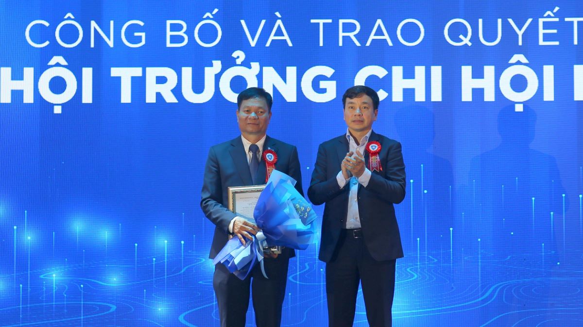 Major General Le Minh Manh (left) - Former Deputy Director of the Department of Cyber Security and High-Tech Crime Prevention - Ministry of Public Security (A05), holds the position of Head of the Association. Photo: Khanh Ha