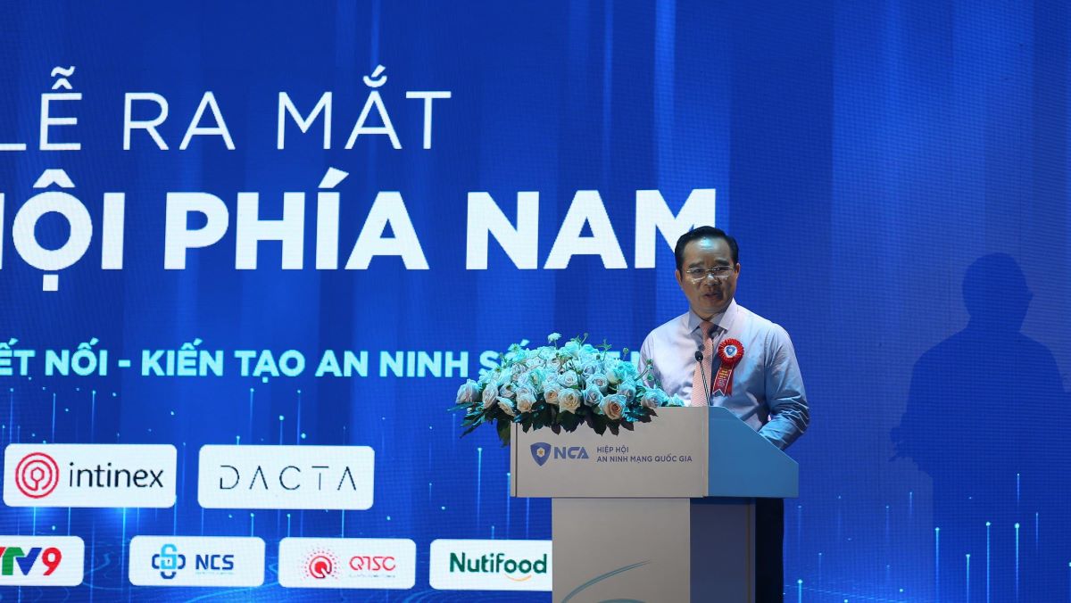 Chu tich UBND TPHCM, ong Nguyen Van Duoc chuc mung Chi hoi phia Nam cua Hiep hoi An ninh mang Quoc gia. Anh: Khanh Ha