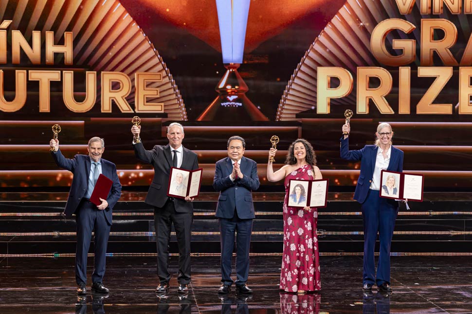 Nhom cac nha khoa hoc nhan Giai thuong Chinh VinFuture 2025 trong dem trao giai ngay 5.12. Anh: Hao Thien