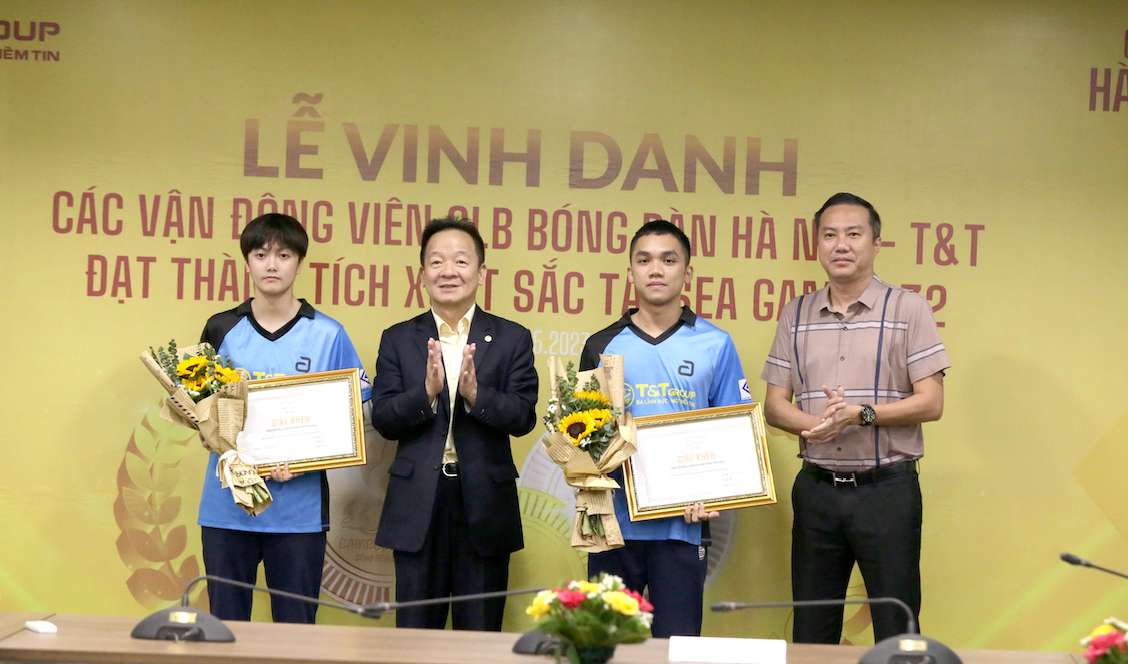 Bầu Hiển đã thưởng cho Mai Ngọc và Anh Hoàng mỗi tay vợt được nhận 250 triệu đồng sau thành tích giành HC vàng SEA Games 2023. Ảnh: T&T Group