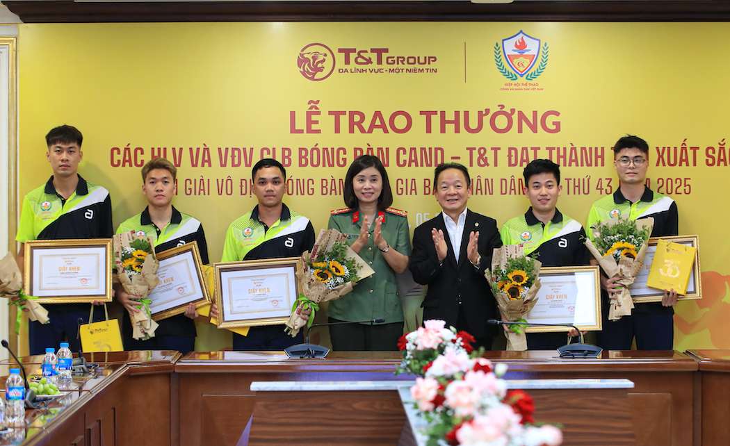Đội bóng bàn CAND-T&T nhận thưởng sau thành tích tại giải bóng bàn quốc gia 2025. Ảnh: T&T Group