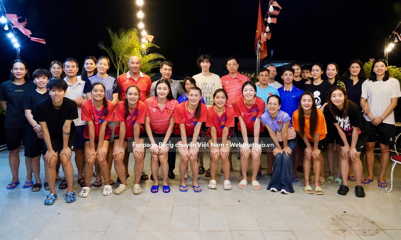 Dai dien Lien doan bong chuyen Viet Nam khich le tinh than cac doi tuyen truoc them SEA Games 33. Anh: Bong chuyen Viet Nam