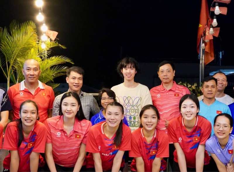 Thanh Thuy (ao trang) dang cung tuyen bong chuyen nu Viet Nam chuan bi cho SEA Games 33. Anh: Bong chuyen Viet Nam