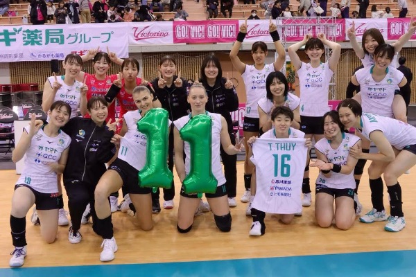 Gunma Green Wings 팀 선수들이 이번 시즌 11번째 승리를 축하하기 위해 Thanh Thuy의 유니폼을 들고 있습니다. 사진: Gunma