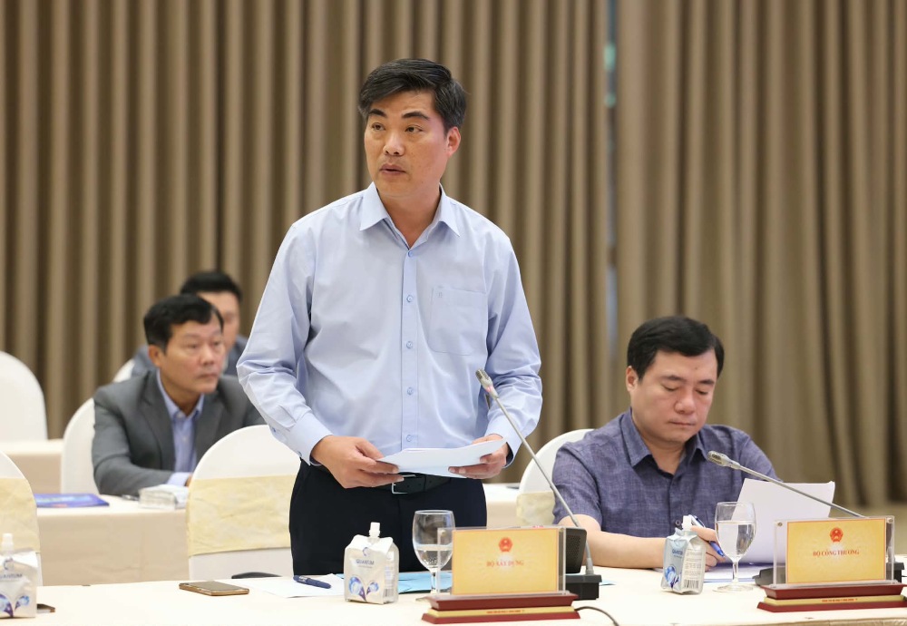 Mr. Nguyen Tri Duc - Chief of Office, Spokesperson of the Ministry of Construction - talked about building flood-proof houses for people in flood-prone areas. Photo: VGP