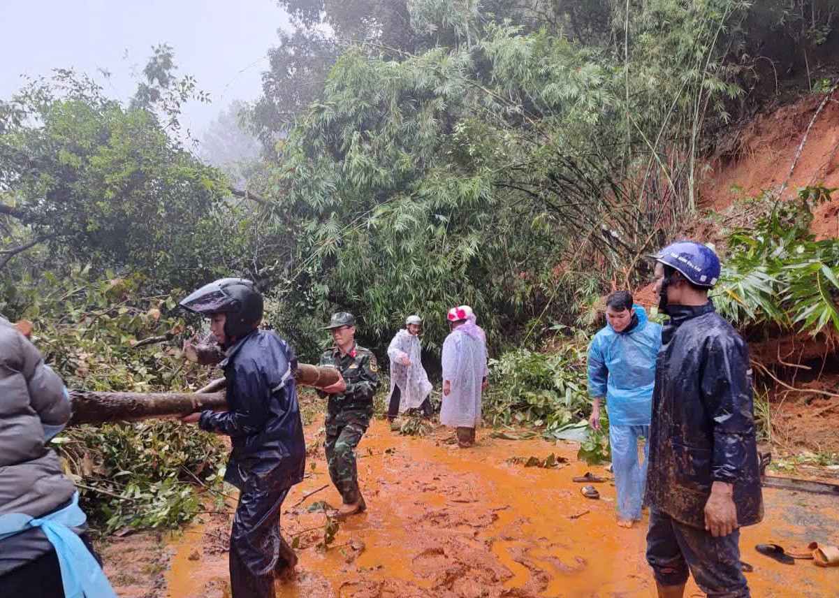 Luc luong quan doi, cong an, dan quan dam nhan nhiem vu giai phong cac diem co cay rung nga do tren deo Gia Bac. Anh: Phuc Khanh