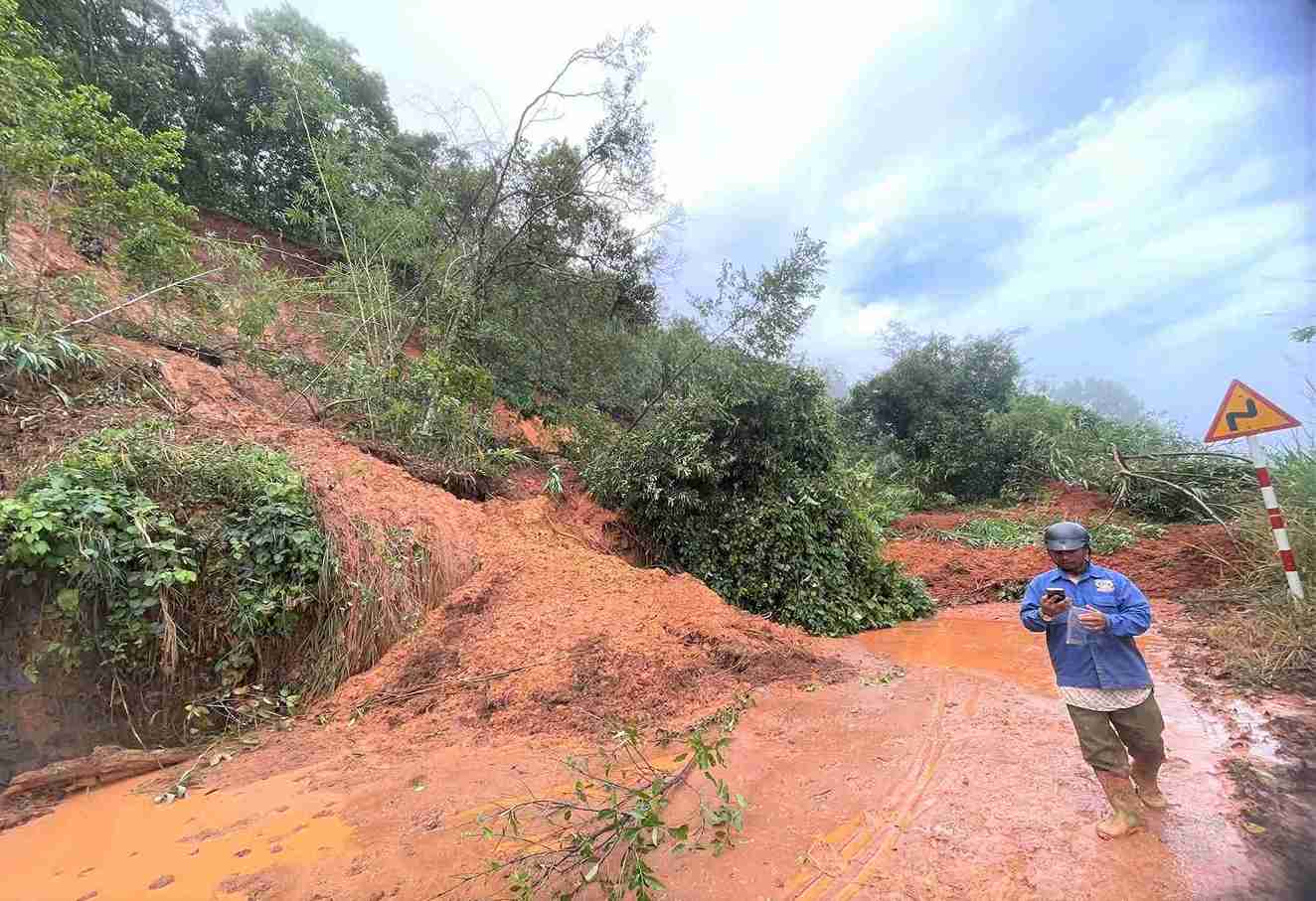 Mot diem sat lo khac tai Km51 voi hang ngan met khoi dat, da do xuong duong tren deo Gia Bac. Anh: Phuc Khanh