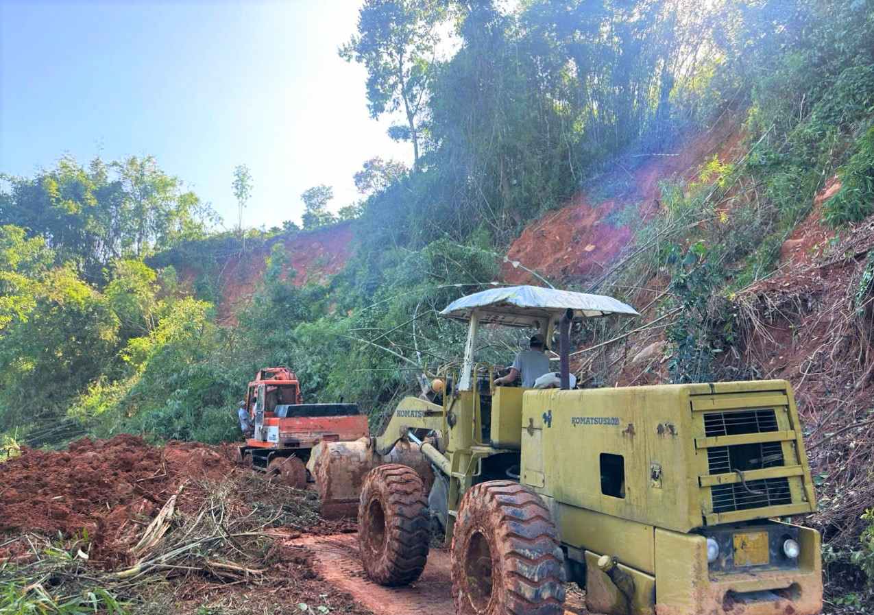 After many efforts, the forces were able to clear more than 65% of the landslide volume on Gia Bac Pass (Lam Dong Province). Photo: Phuc Khanh