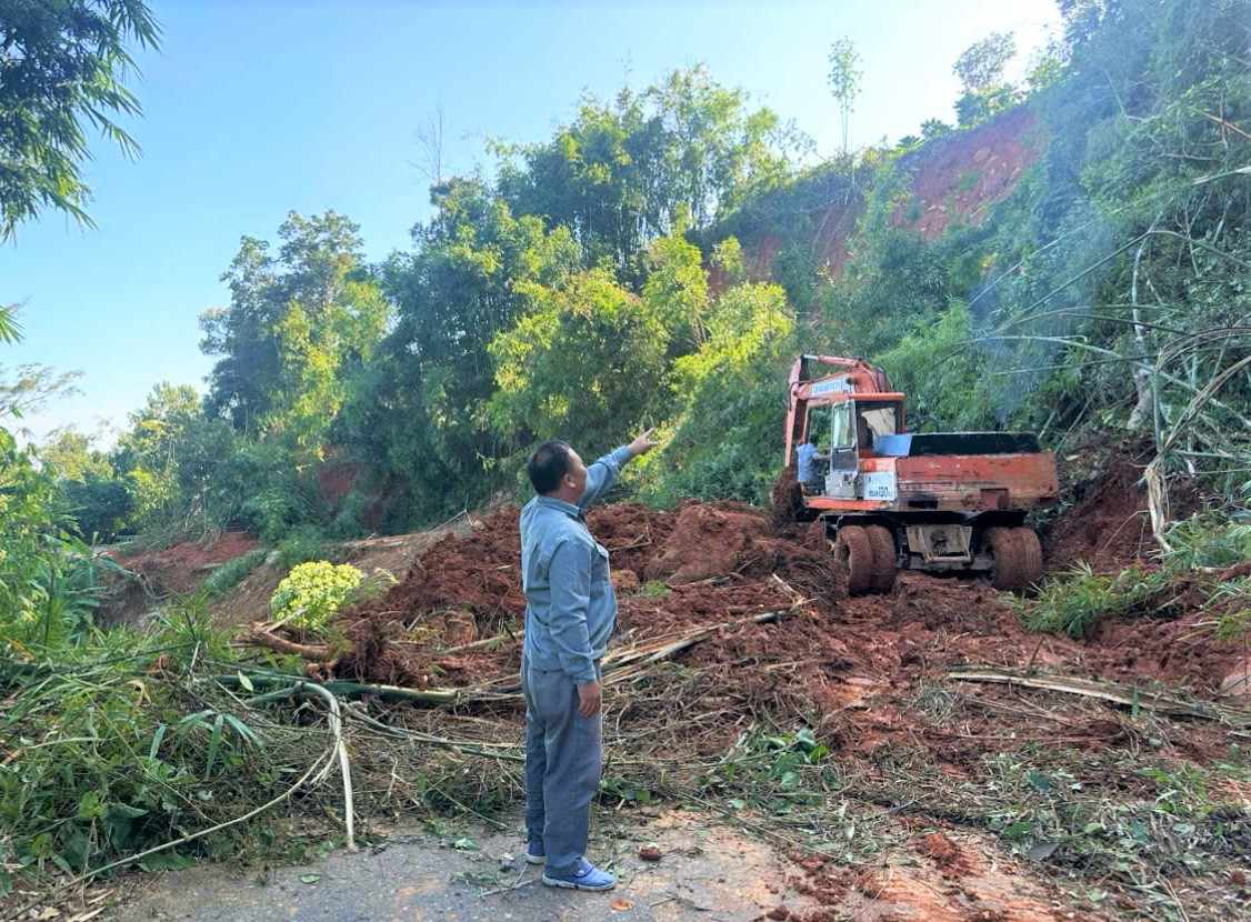 Cac luc luong thuoc Cong ty 886 Thanh Nam dang no luc giai phong, khai thong cac diem sat lo tren deo Gia Bac. Anh: Phuc Khanh