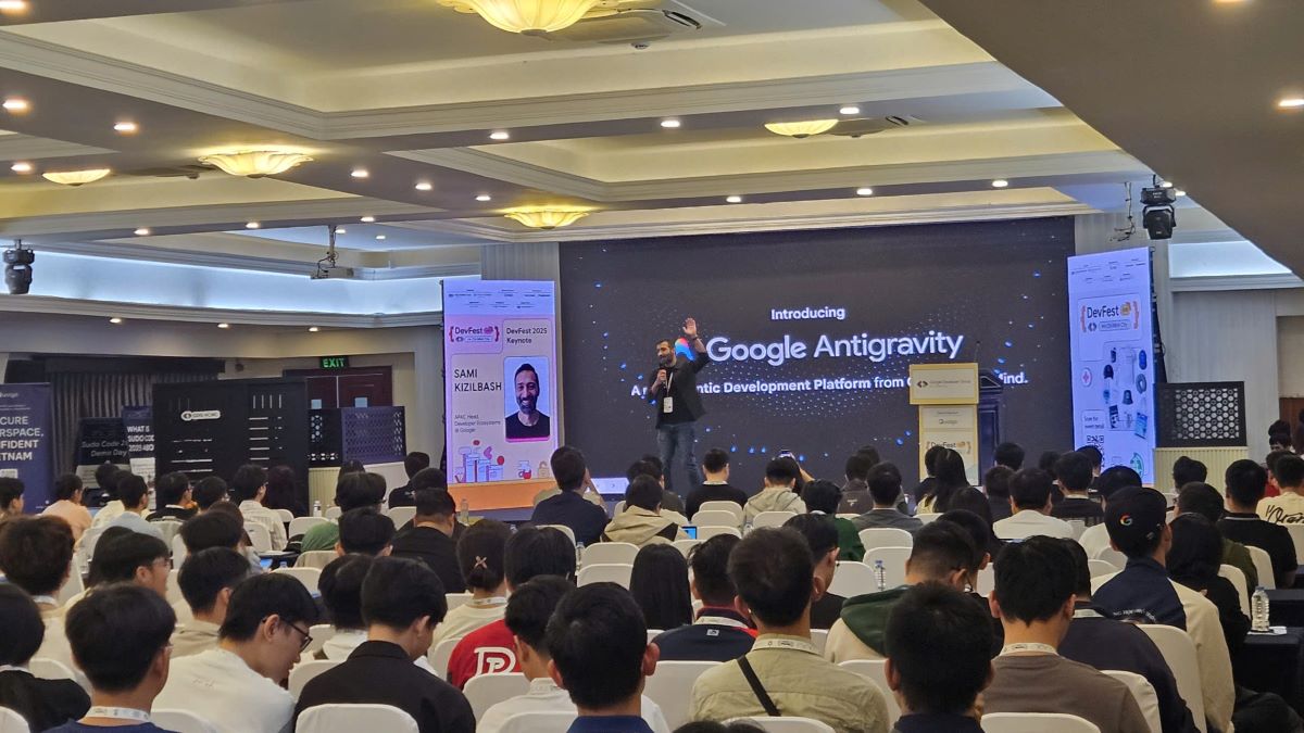 Experts from Google Developer Group Ho Chi Minh City shared at the event. Photo: Thuy Duong