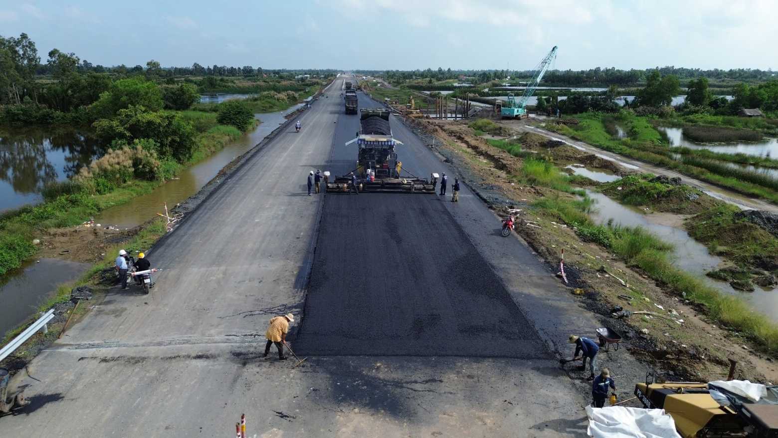 Continua la construccion en el ultimo tramo de la autopista Can Tho - Ca Mau para tener tiempo de abrir el trafico el 19 de diciembre. Foto: Nhat Ho