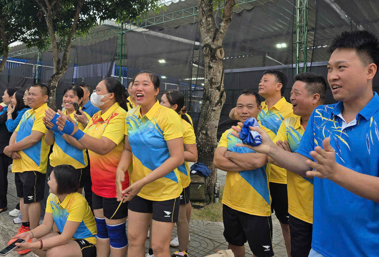 Đông đảo khán giả cổ vũ nhiệt tình cho các đội thi đấu. Ảnh: Nguyễn Trường