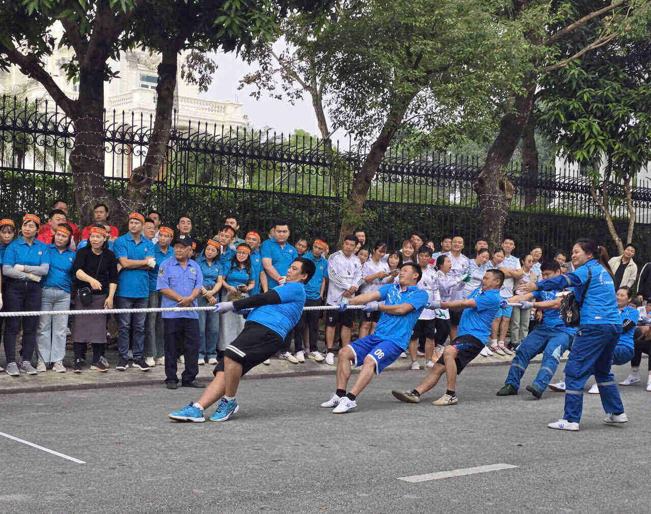 Các vận động viên tranh tài ở môn kéo co. Ảnh: Nguyễn Trường