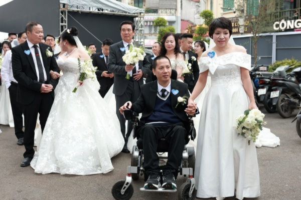 Cặp vợ chồng bên nhau 16 năm nhưng có tới 8 năm người chồng phải ngồi xe lăn.