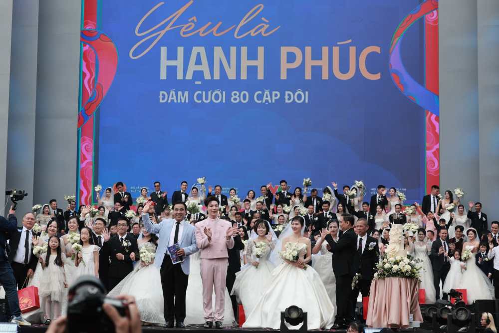 Các cặp đôi tham gia đám cưới tập thể nhân Ngày hội Việt Nam hạnh phúc - Vietnam Happy Fest 2025. Ảnh: Hải Nguyễn