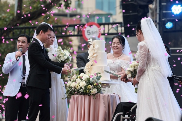 Các cặp đôi cắt bánh cưới trong buổi lễ.