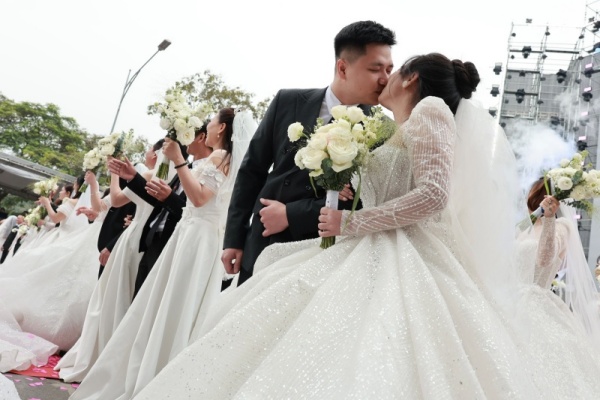 Các cặp uyên ương trao cho nhau nụ hôn ngọt ngào trong ngày trọng đại.