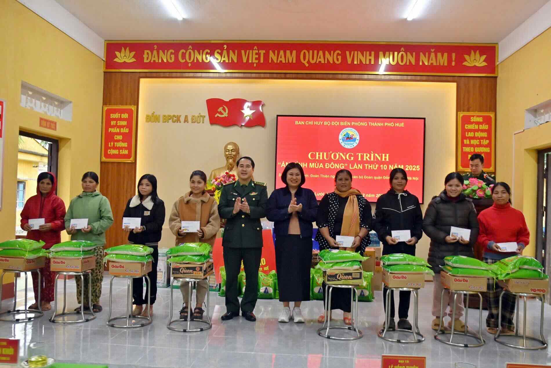 Border guards provide support to the people. Photo: Vo Tien.