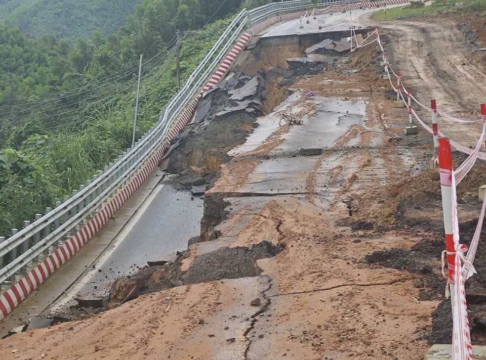 The traffic road through Nam Khanh Vinh commune, Khanh Hoa province was seriously eroded after the recent flood. Photo: Phuong Linh