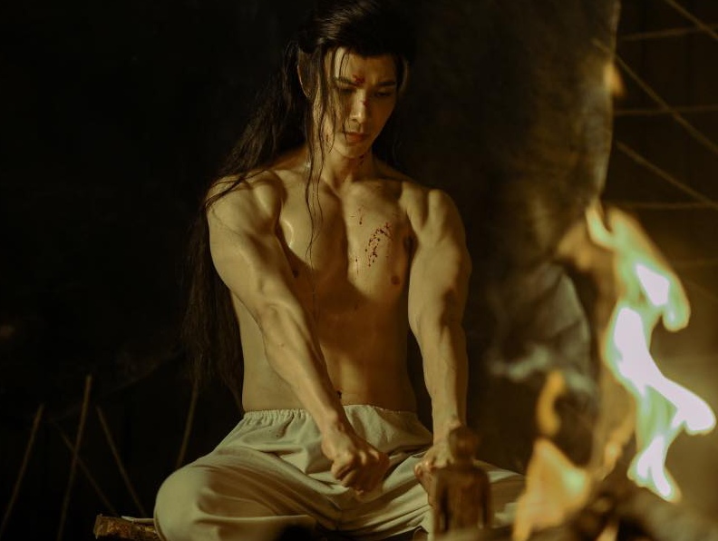 Anh Tú Atus khoe hình thể săn chắc.