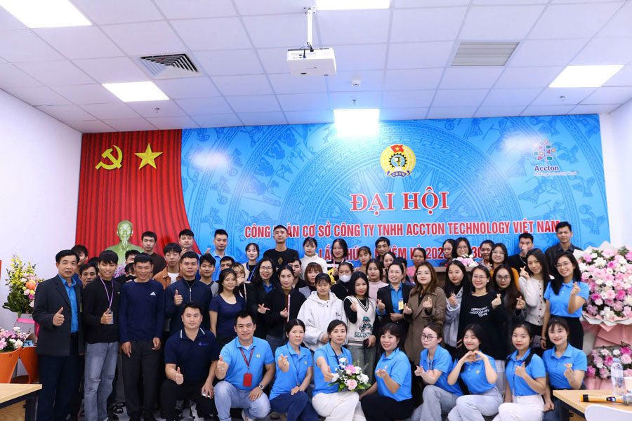 Phu Tho省工業団地労働組合委員会のリーダーが、会社の労働組合と記念写真を撮りました。写真:An Vi