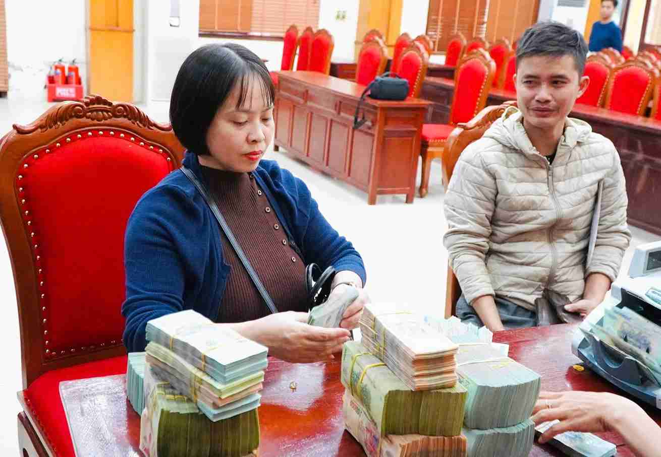 Nguoi dan nhan tien boi thuong, dong thuan cung chinh quyen thuc hien du an. Anh: Nguyen Thuong