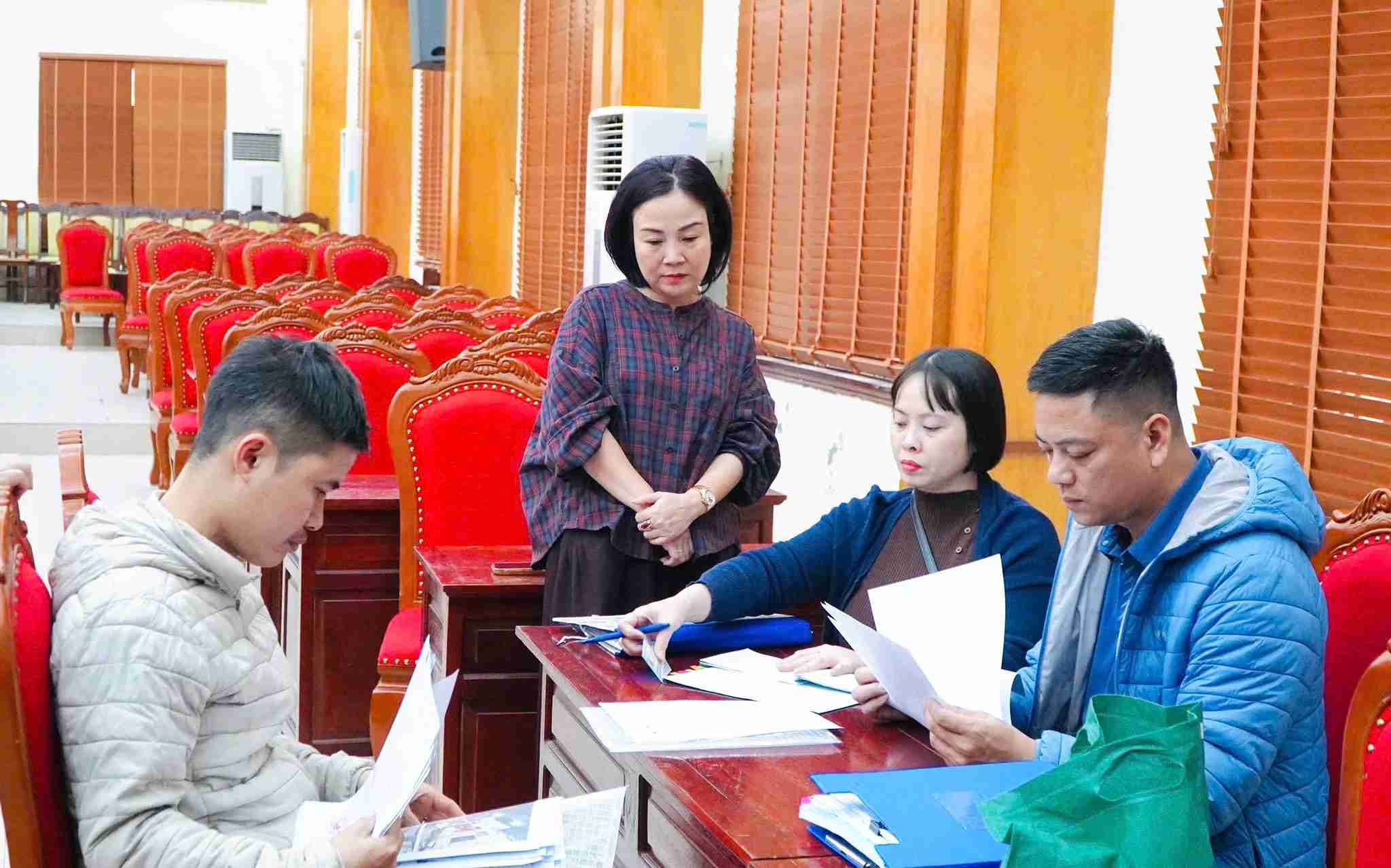 Residentes del barrio Tu Minh ciudad de Hai Phong firman para recibir dinero de compensacion y apoyo de acuerdo con las regulaciones. Foto: Nguyen Thuong