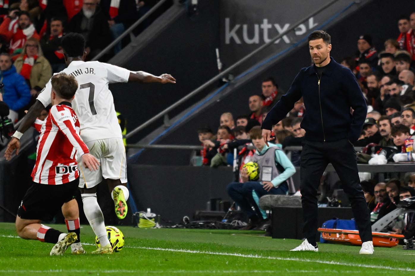 Xabi Alonso esta pasando por un periodo dificil. Foto: AFP