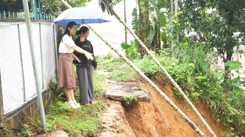 The landslide threatened Phong Lan Kindergarten, Tra Tap Commune, Da Nang City, leaving constant worries for her and her students. Photo: Truong An