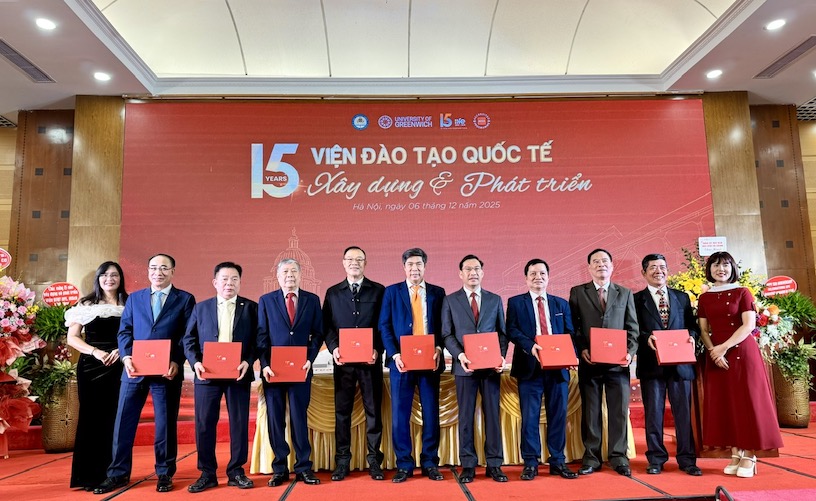 Vien dao tao Quoc te trao qua tri an cho cac the he lanh dao Hoc vien Tai chinh, Vien dao tao Quoc te. Anh: Van Trang