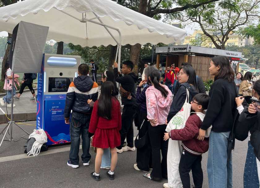 Cac booth chup anh mien phi duoc bo tri o nhieu dia diem, cho phep nguoi dan va du khach luu lai nhung khoanh khac that dep ben nhung nguoi yeu thuong. 