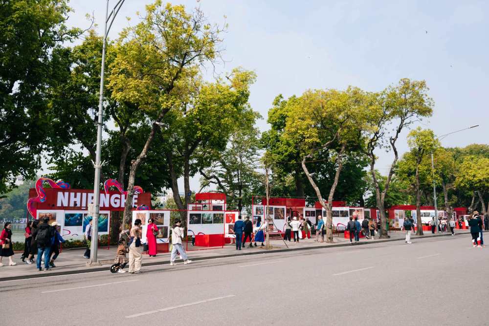 Doc theo con duong quanh Ho Guom, du khach co the tham quan nhieu khong gian trai nghiem dac sac cua Ngay hoi.