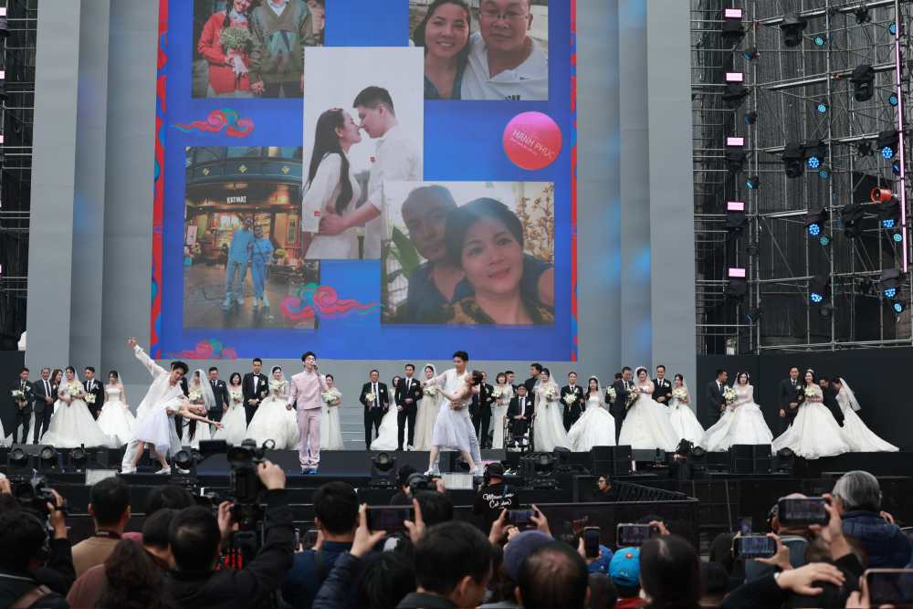 San khau chinh cua ngay hoi dat tai Quang truong Dong Kinh Nghia Thuc. Day la noi to chuc nhieu hoat dong lon nhu Le Khai mac va Be mac Ngay hoi, le cuoi tap the cua 80 cap doi tham gia Ngay hoi va nhieu su kien ca mua nhac hap dan khac.