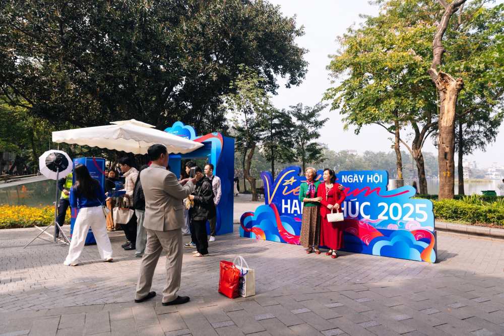 Nhieu khu vuc cho du khach check-in trong khong gian Ngay hoi. 