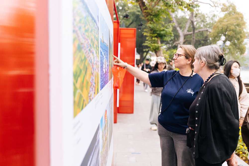 Chieu 7.12, trong khuon kho ngay hoi se dien ra chuong trinh dieu hanh Bach hoa hy su quanh ho Hoan Kiem. Gala am nhac Viet Nam hanh phuc se dien ra buoi toi cung ngay luc 19h30-22h30.